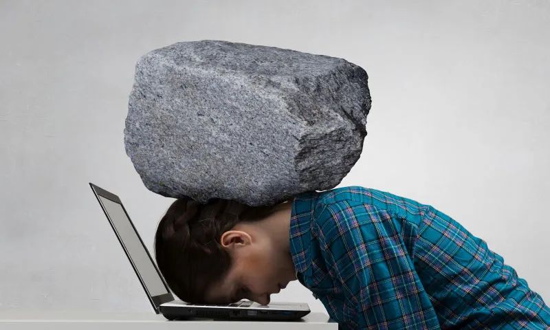 长期使用手机、电脑后他秃了，原因竟是...